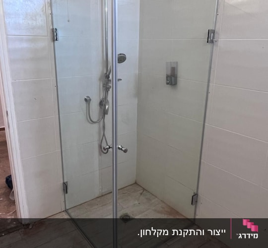מקלחון זכוכית עם ראש מקלחת מתכתי עליון